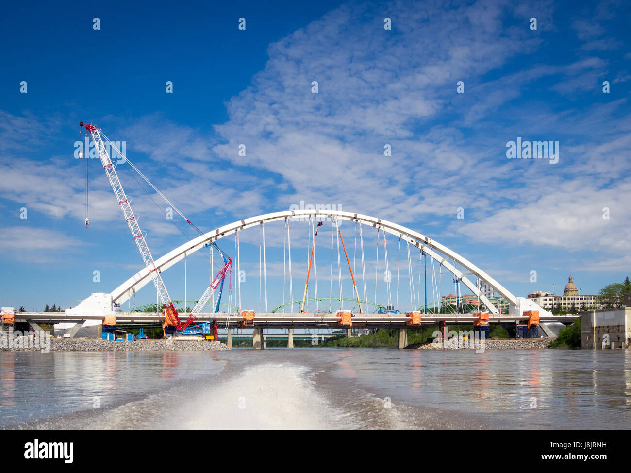 Una vista del nuovo ponte Walterdale (in costruzione nell'immagine), come si vede dal Nord del Fiume Saskatchewan, in Edmonton, Alberta, Canada. Foto Stock