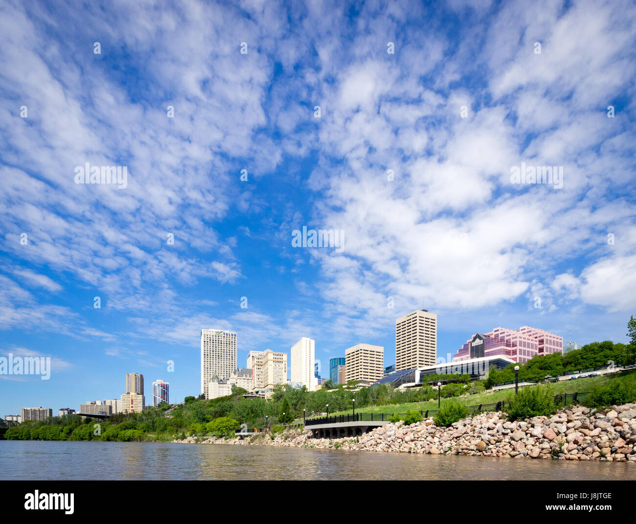 Lo skyline di Edmonton, Alberta, Canada, come si vede dal Nord del Fiume Saskatchewan. Foto Stock