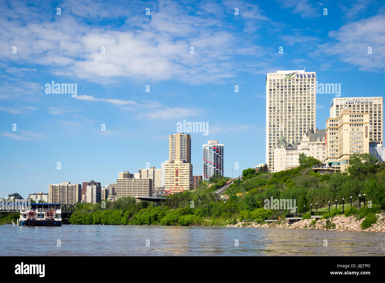 Lo skyline di Edmonton, Alberta, Canada, come si vede dal Nord del Fiume Saskatchewan. Foto Stock
