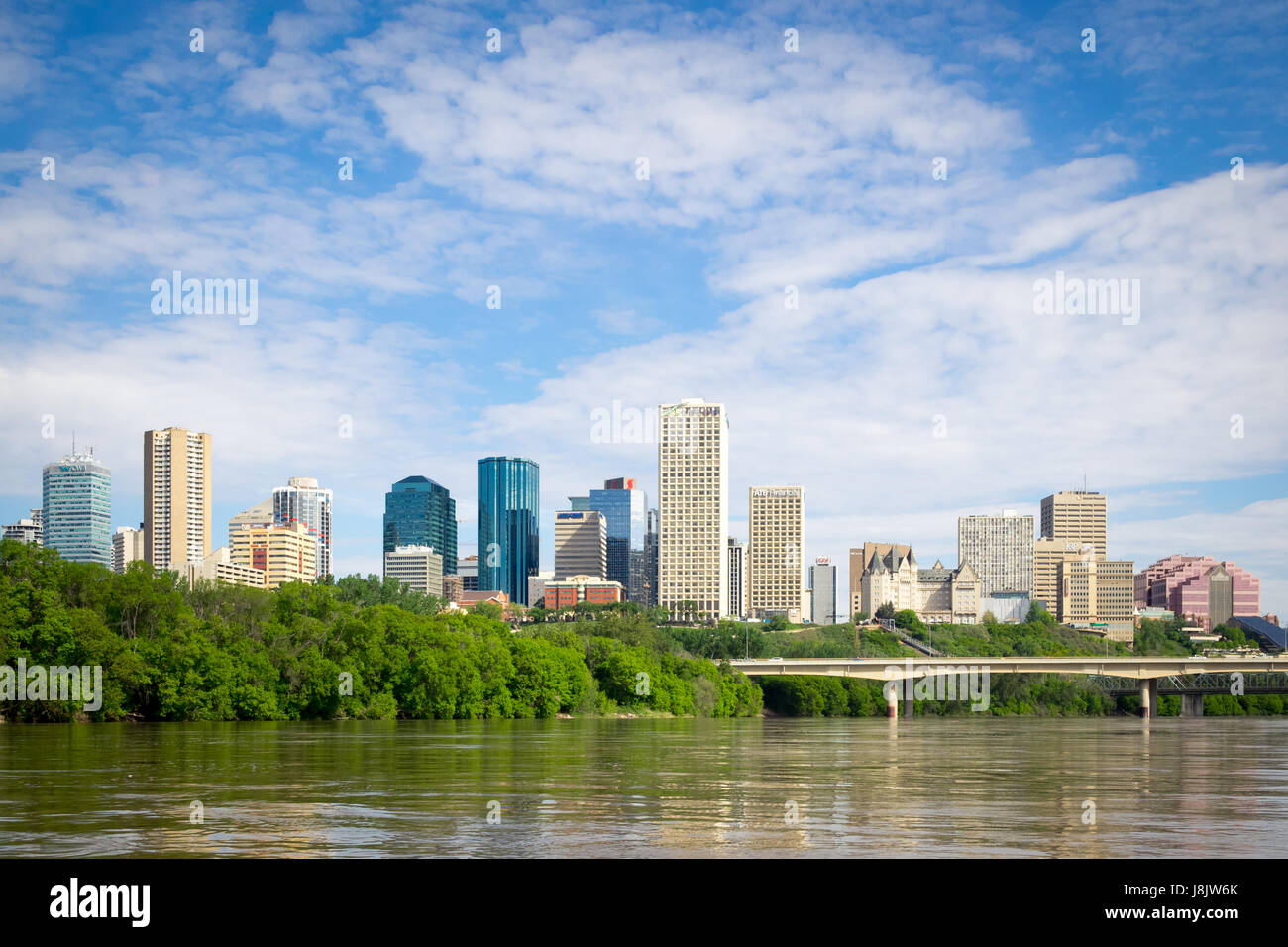 Lo skyline di Edmonton, Alberta, Canada, come si vede dal Nord del Fiume Saskatchewan. Foto Stock