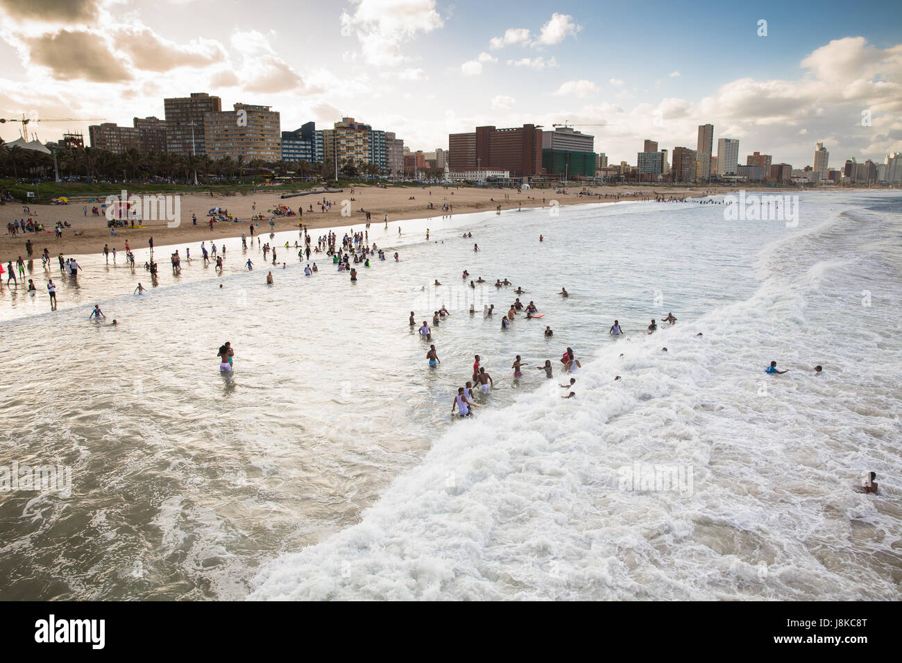 Durban - Sud Africa, 17 gennaio 2015: la gente per godersi la spiaggia di Durban Foto Stock