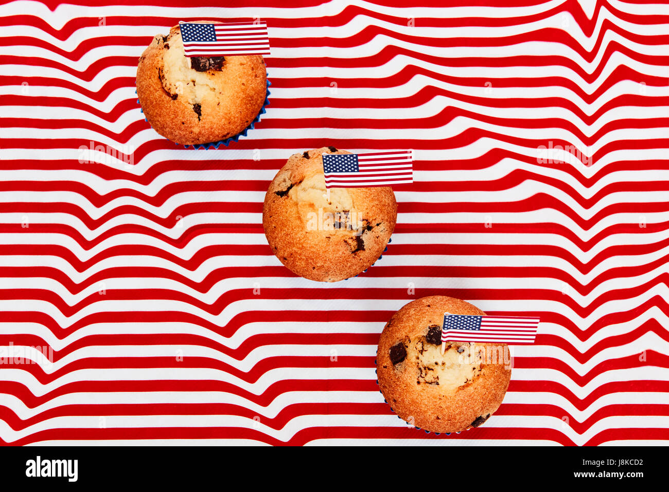 Carino tortine con bandiera americana, felice giornata di bandiera sfondo Foto Stock