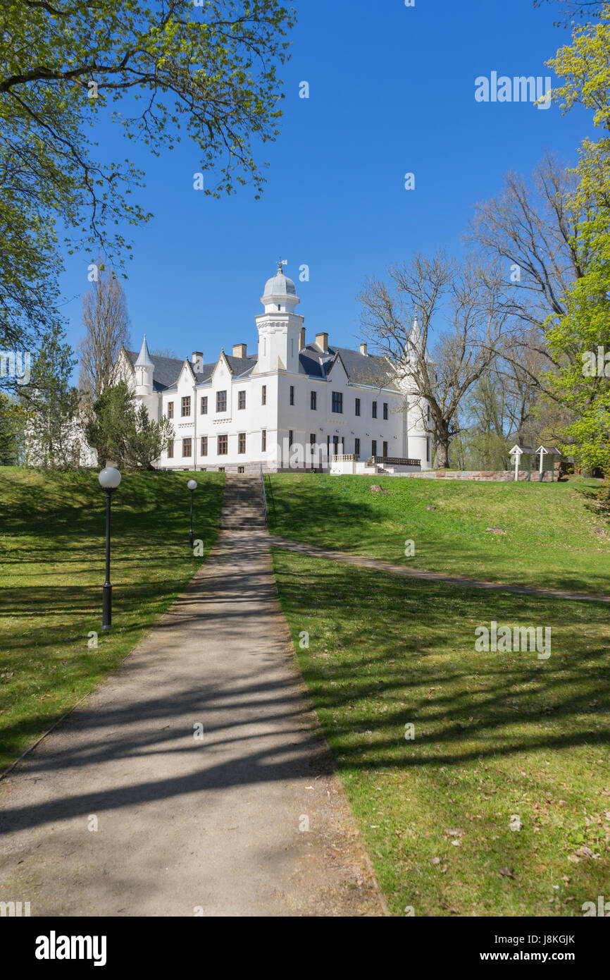 Stile neo-gotico castello e manor park dalla soleggiata giornata di primavera, Alatskivi, Estonia Foto Stock