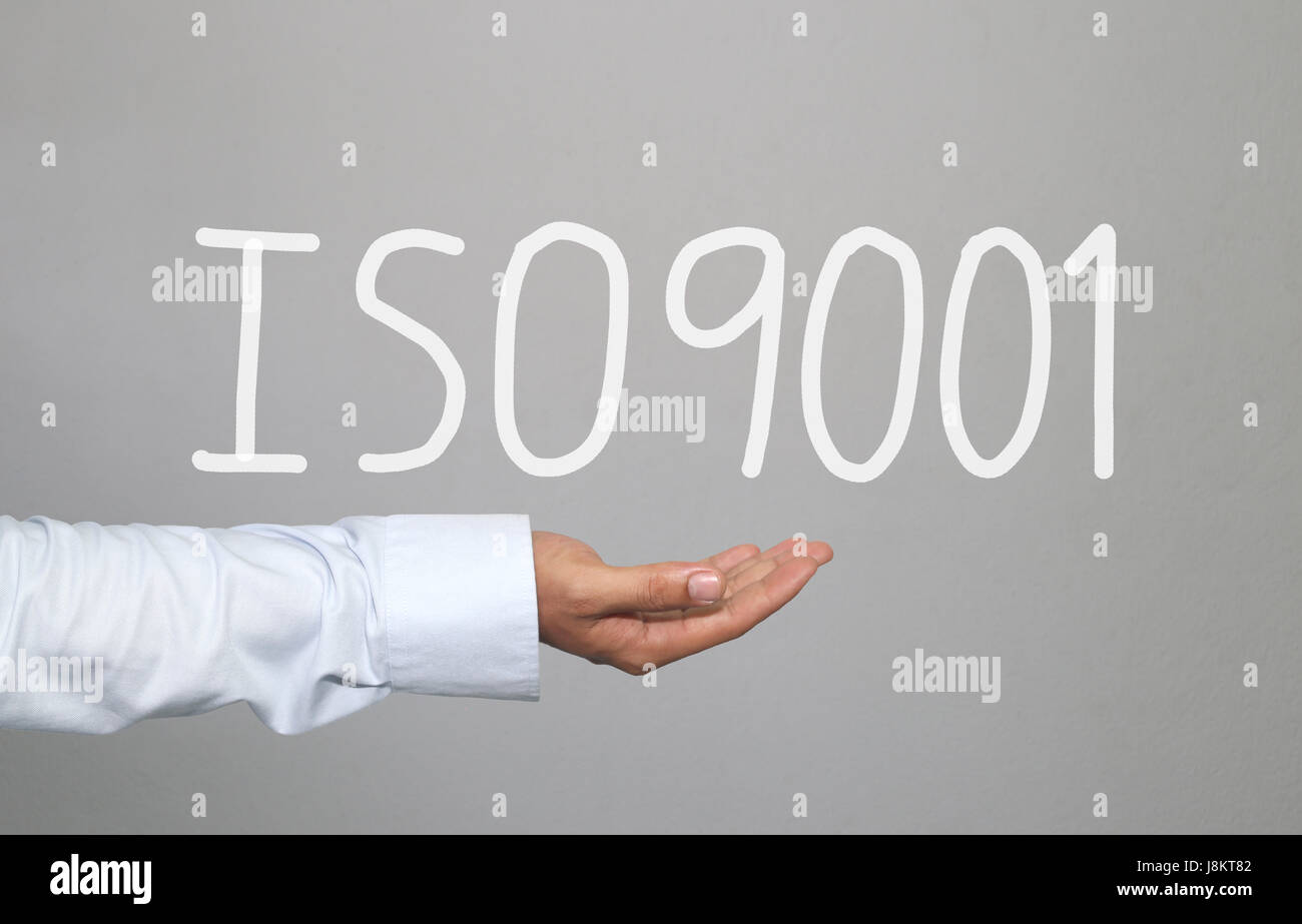 Mano di imprenditore e disegnati a mano il testo ISO9001 sistema per idea presentazione nella vostra organizzazione e lavoro. Foto Stock