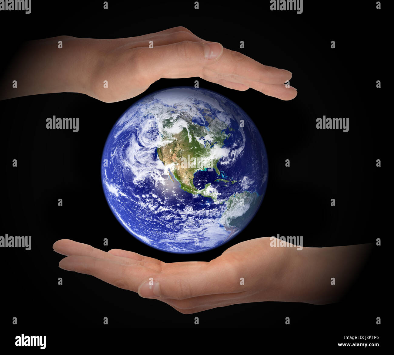 Incandescente globo terrestre in mani su sfondo nero, il concetto di ambiente - elementi di questa immagine fornita dalla NASA Foto Stock