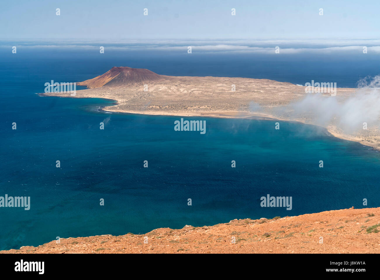 Insel La Graciosa vom Mirador Del Río aus gesehen, Lanzarote, Kanarische isole, Spanien | La Graciosa isola vista dal Mirador del Río, Lanzarote, Foto Stock
