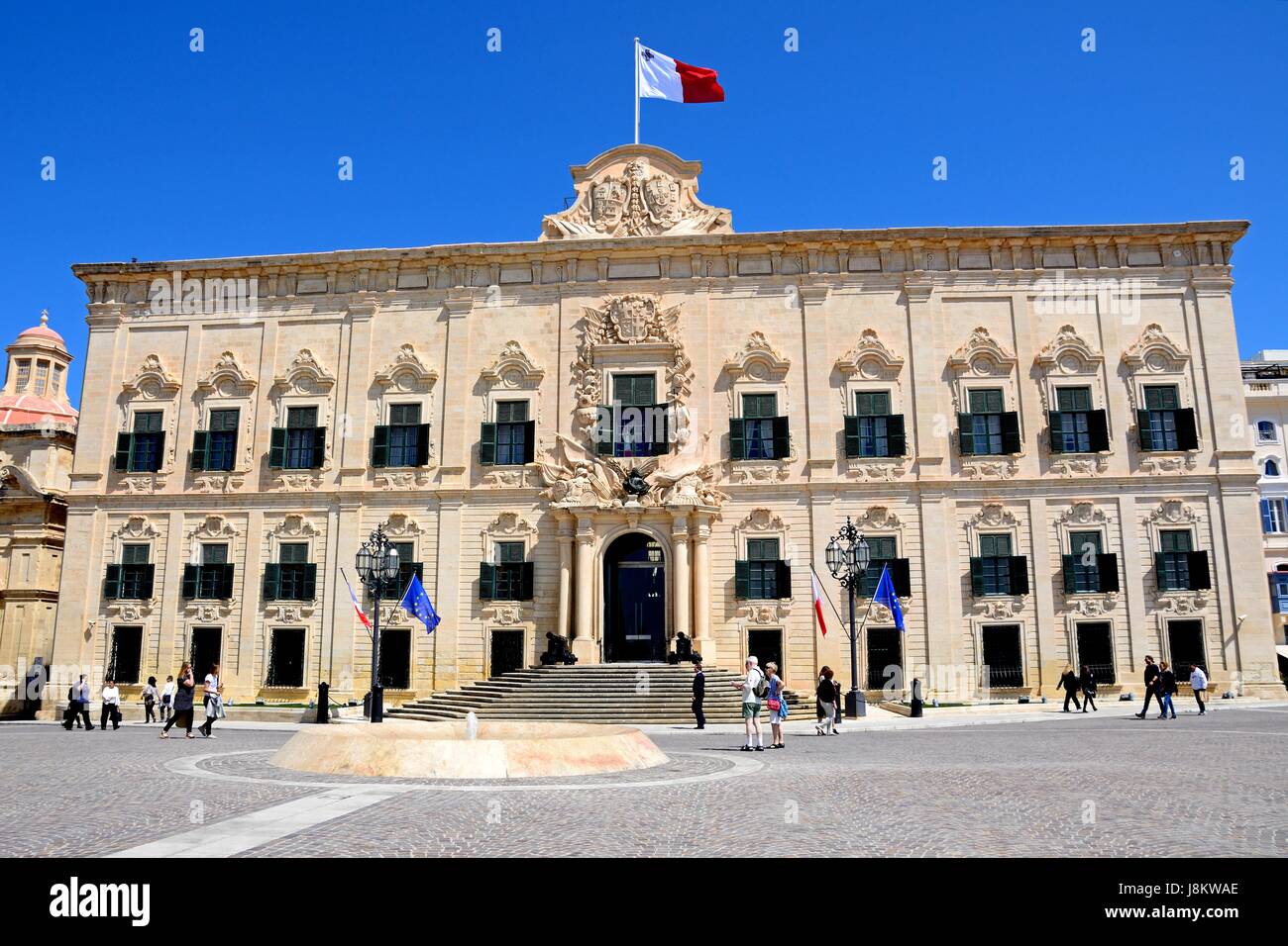 Vista l'Auberge de Castille in Castille Square con turisti che si godono la impostazione, La Valletta, Malta, l'Europa. Foto Stock