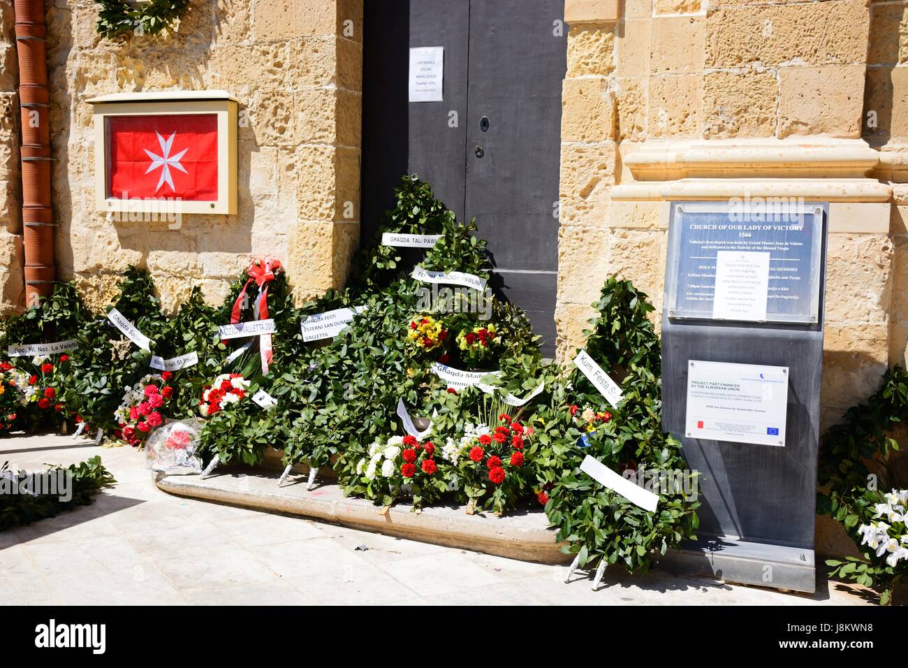 Omaggi floreali al di fuori della Chiesa di Nostra Signora della Vittoria in Castille Square, La Valletta, Malta, l'Europa. Foto Stock