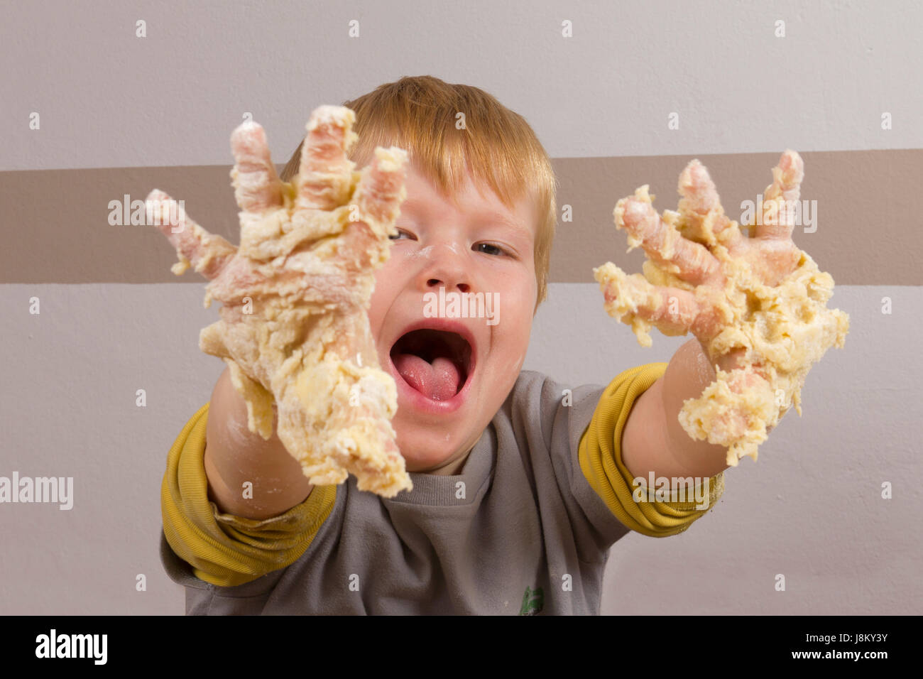 Ragazzo con la pasta sulle mani Foto Stock