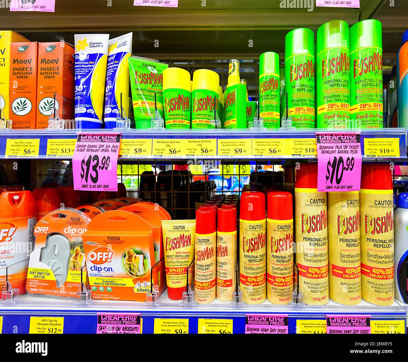 Aerosol di repellente per insetti allineati sui ripiani a magazzino di farmacia, uno sconto farmacia store, Shellharbor, Nuovo Galles del Sud, NSW, Australia Foto Stock