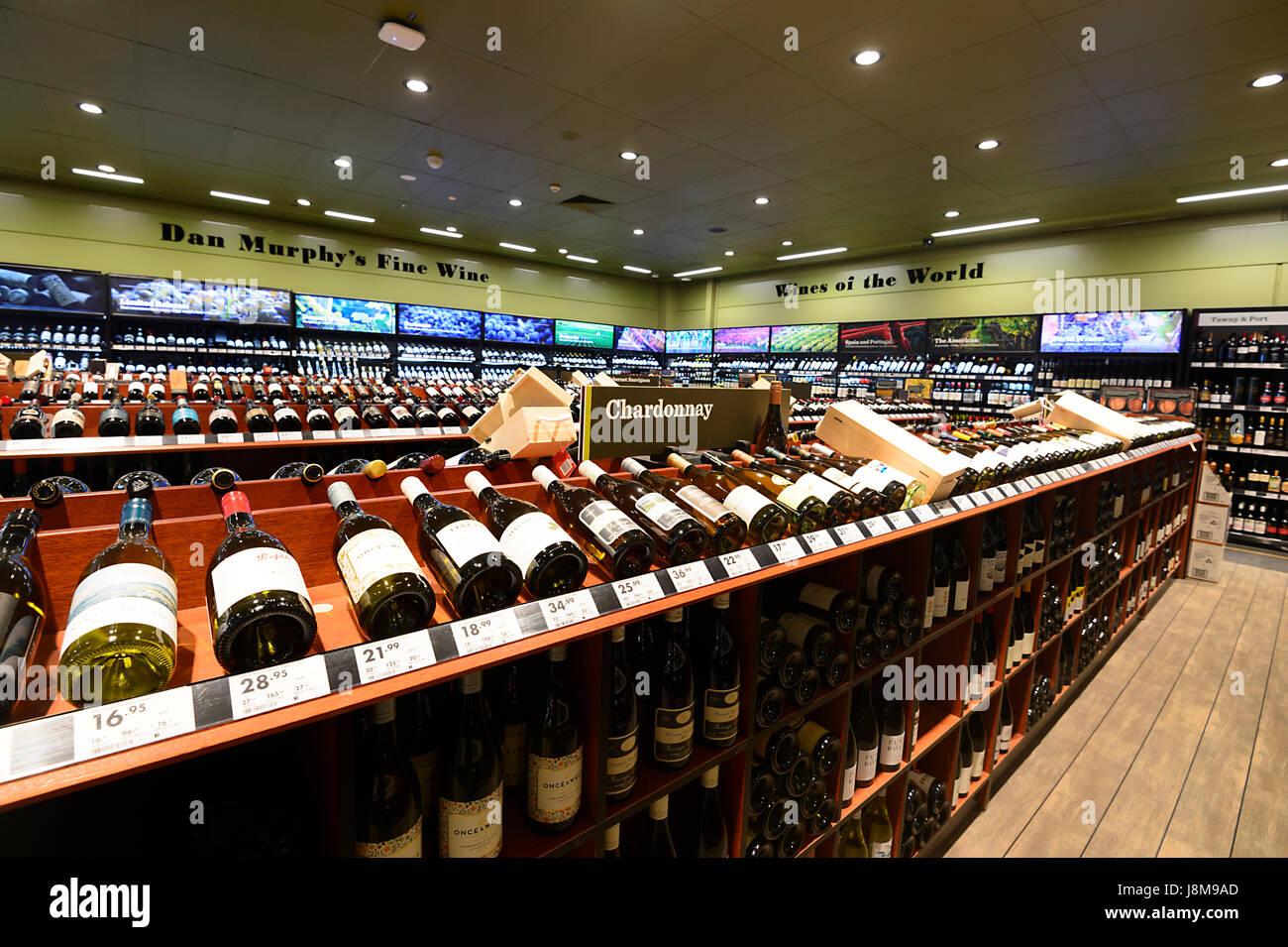 Bottiglie di vino sul display a Dan Murphy's negozio di liquori, Shellharbor, Nuovo Galles del Sud, NSW, Australia Foto Stock