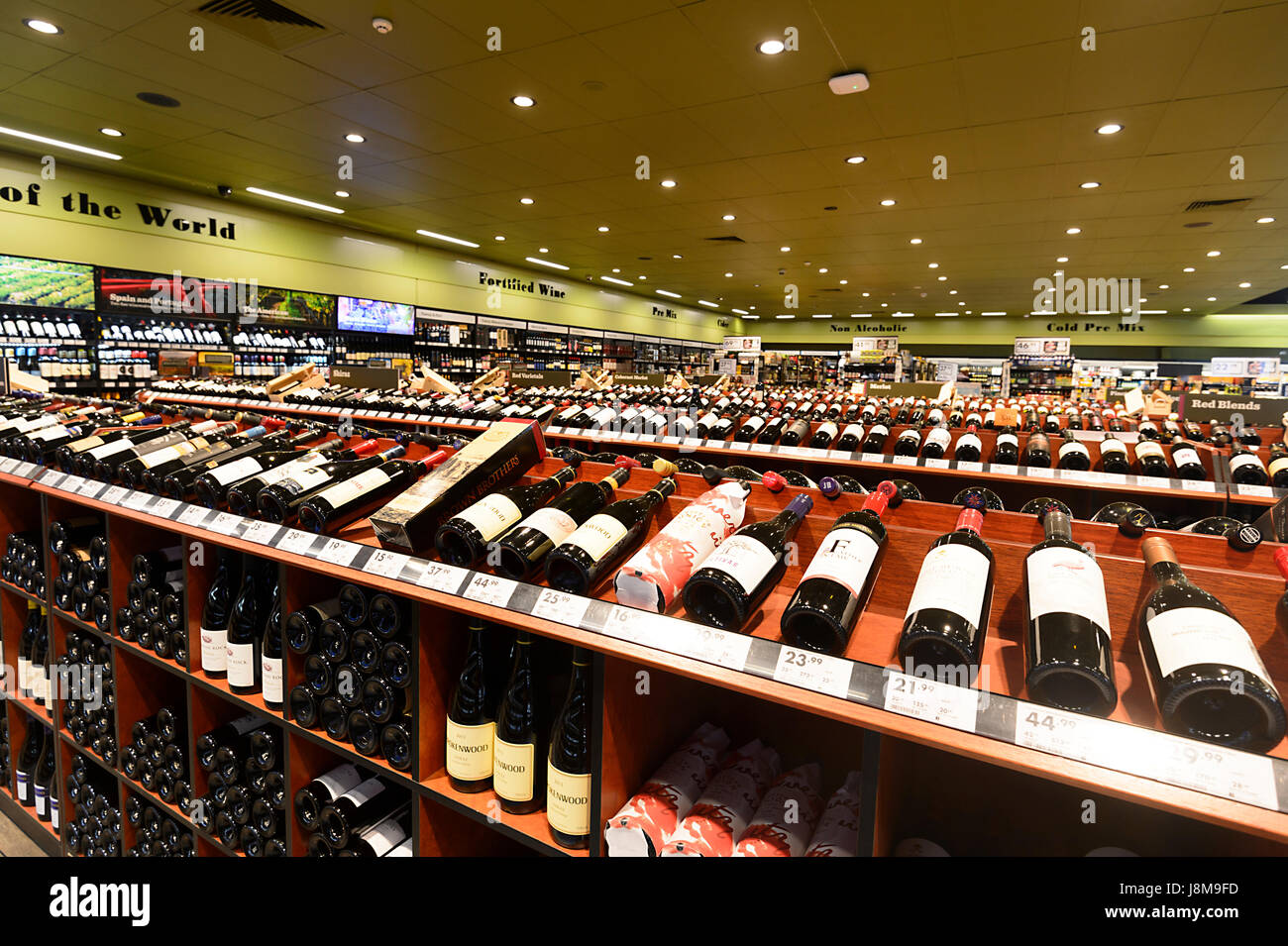 Bottiglie di vino sul display a Dan Murphy's negozio di liquori, Shellharbor, Nuovo Galles del Sud, NSW, Australia Foto Stock