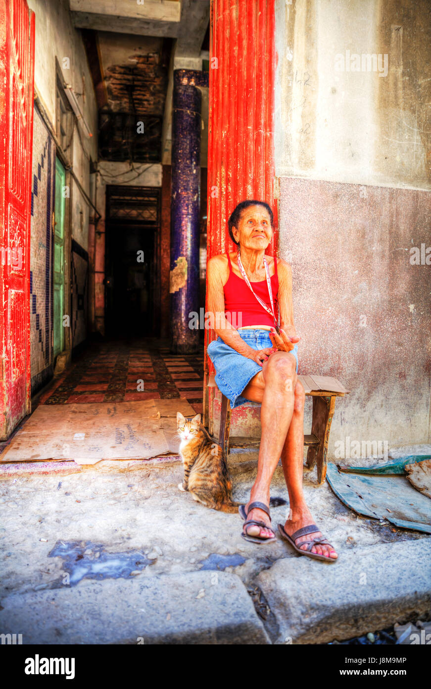 Old Lady a mendicare per le strade di La Habana Cuba, cubana mendicante, tenendo fuori mano, per denaro, vecchia donna di accattonaggio, pelle rugosa, disperato, poveri, povertà, Foto Stock