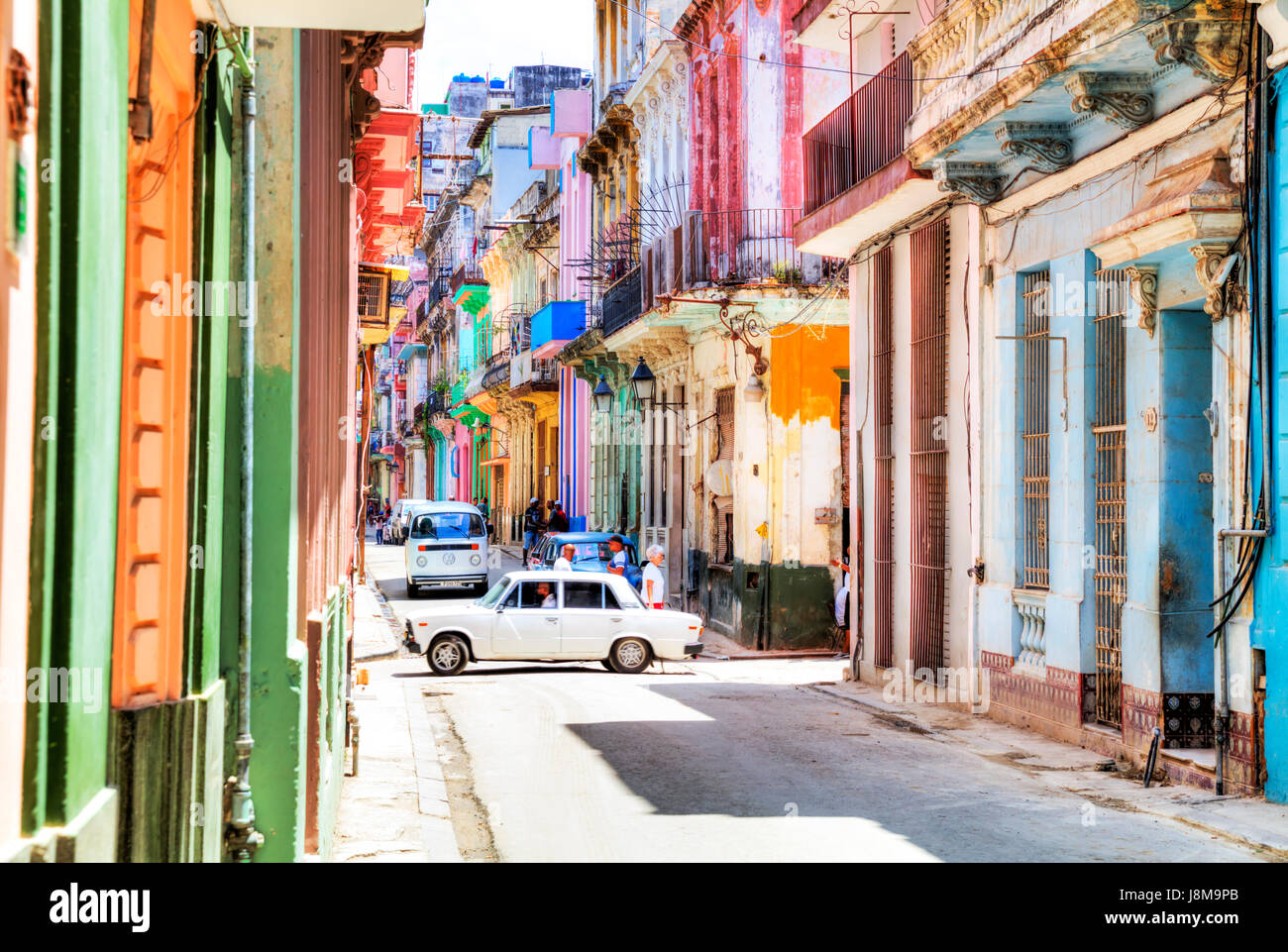 Gli edifici colorati su strada nella città dell'Avana, Cuba, case di Cuba, La Habana case, l'Avana Vecchia Habana Vieja, La Habana, Cuba, Cubano Foto Stock