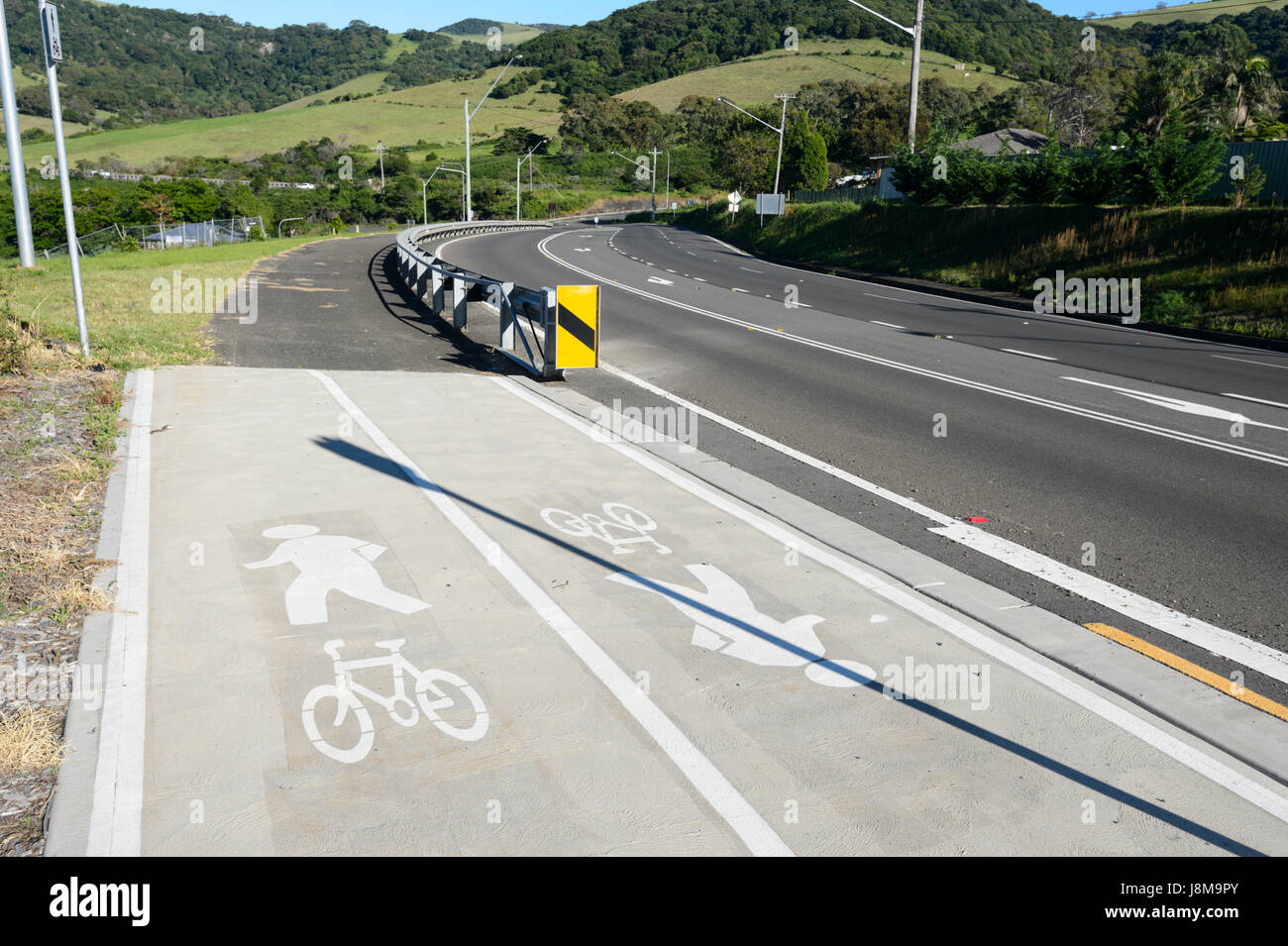 Escursioni in bicicletta e corsie pedonali lungo una strada principale, Kiama, Nuovo Galles del Sud, NSW, Australia Foto Stock