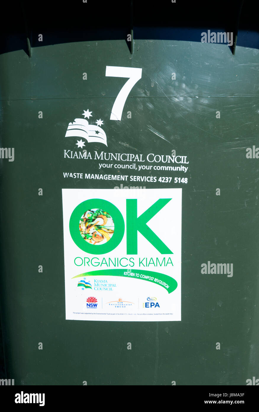 Segno di riciclaggio su un contenitore per il compost da elementi organici, Kiama, Nuovo Galles del Sud, NSW, Australia Foto Stock