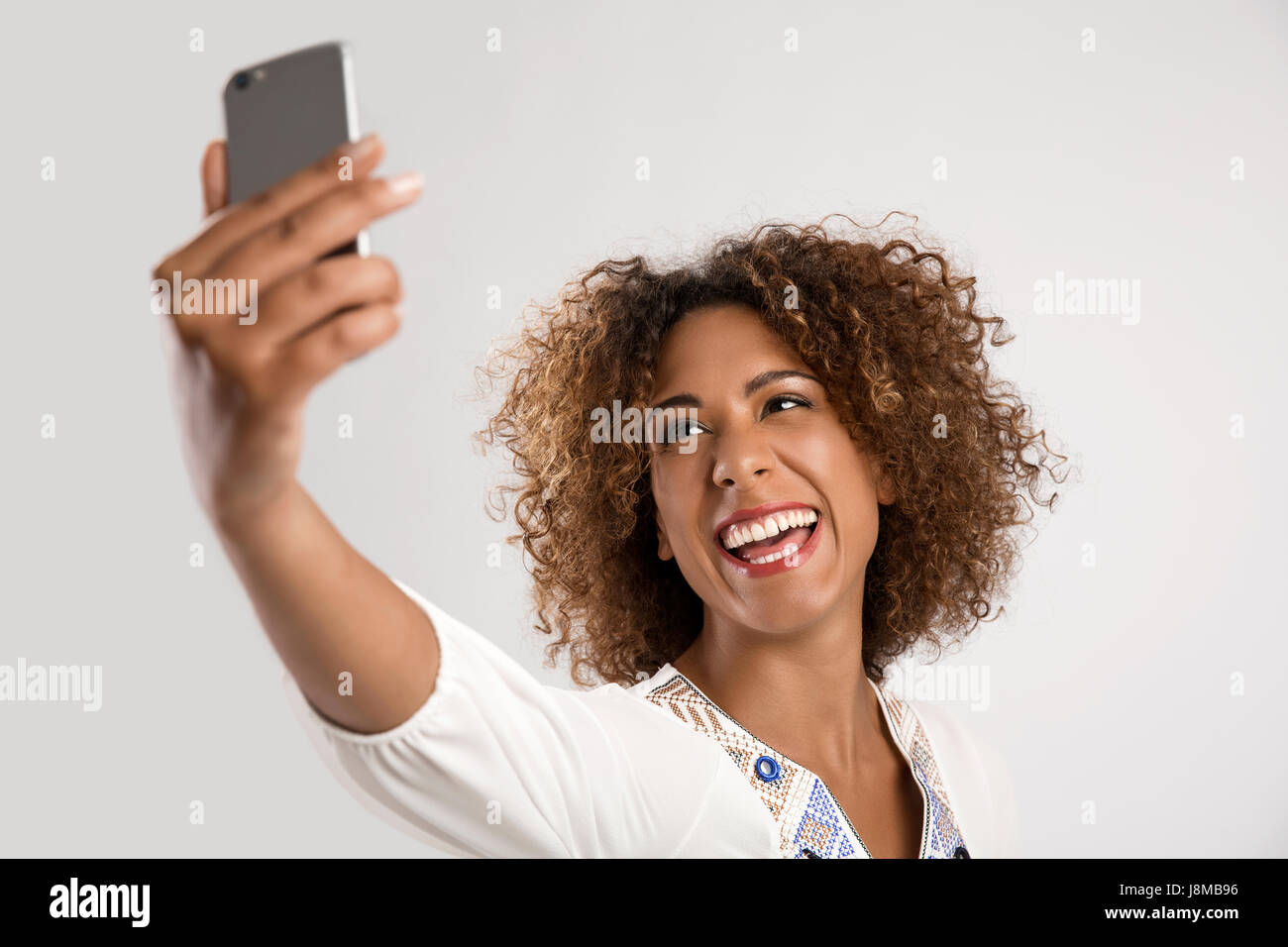 Bella americano africano donna fare un selfie Foto Stock