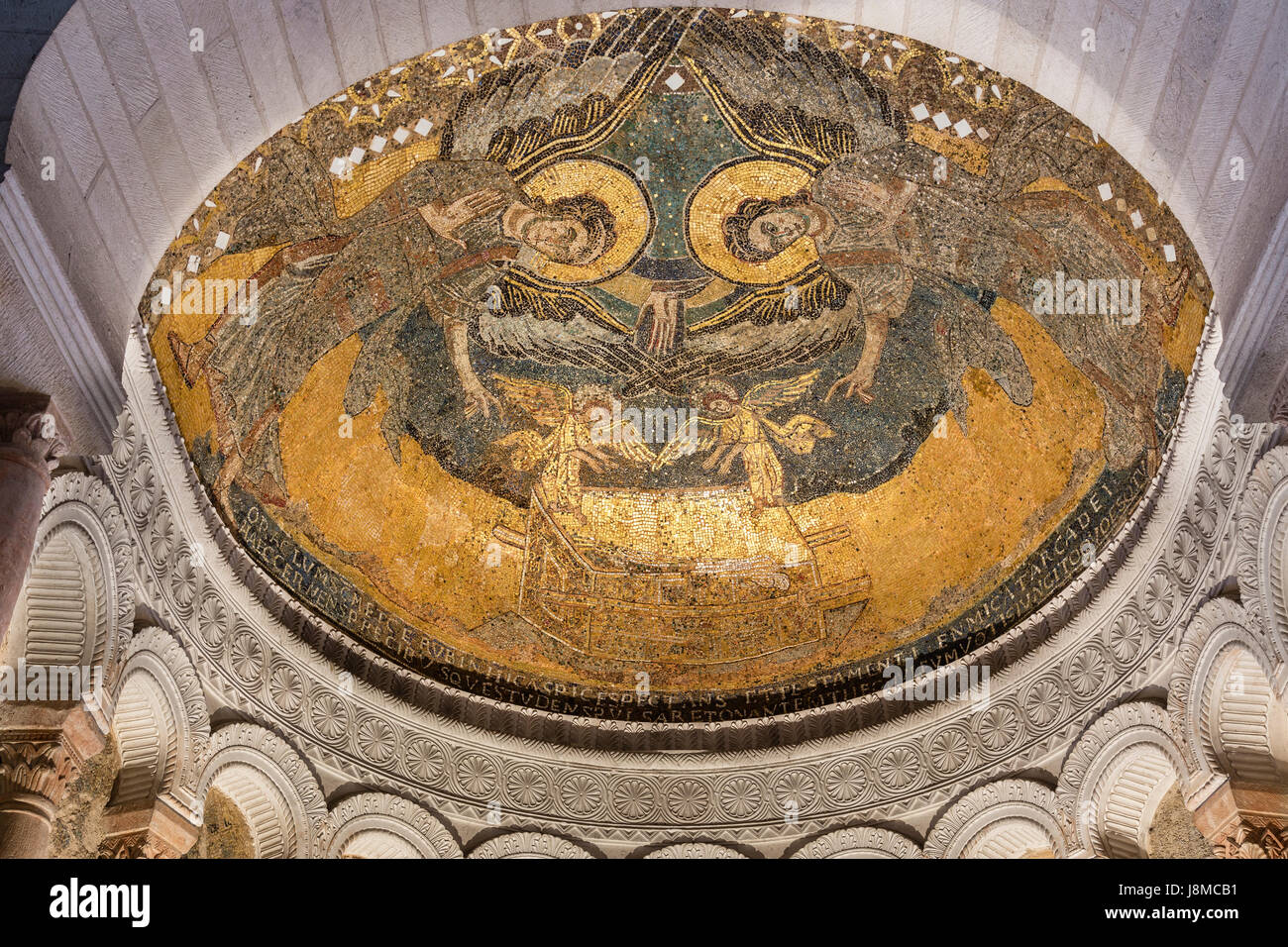Francia, Loiret, Germigny des Pres, oratorio carolingio di Germigny des Pres o chiesa della Santissima Trinità, mosaici bizantini nell abside Foto Stock