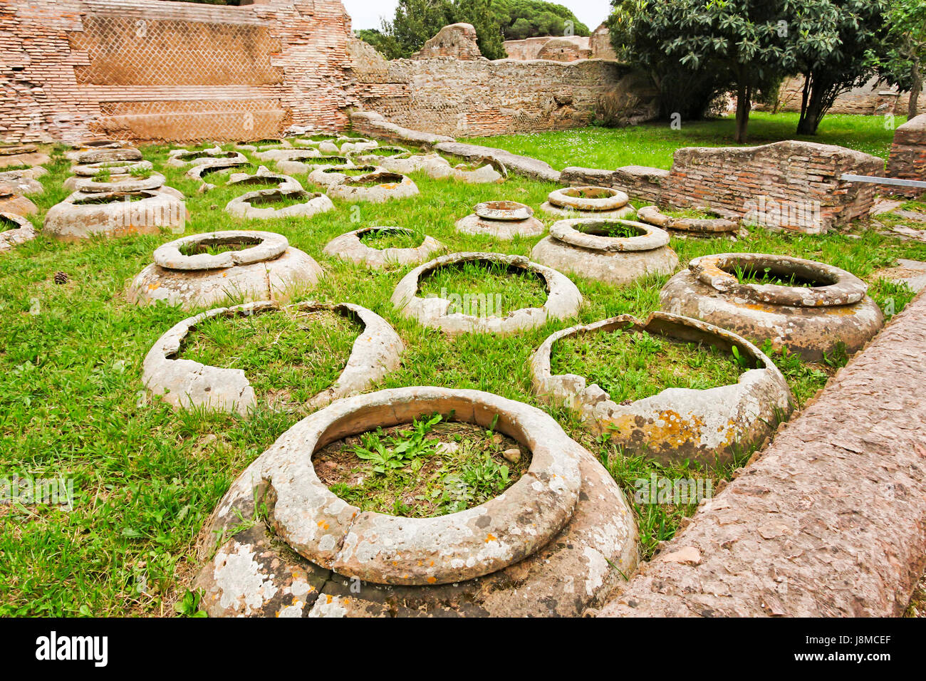 In vasetti da l'antico sito archeologico Romano di Ostia Antica - Roma - Italia Foto Stock