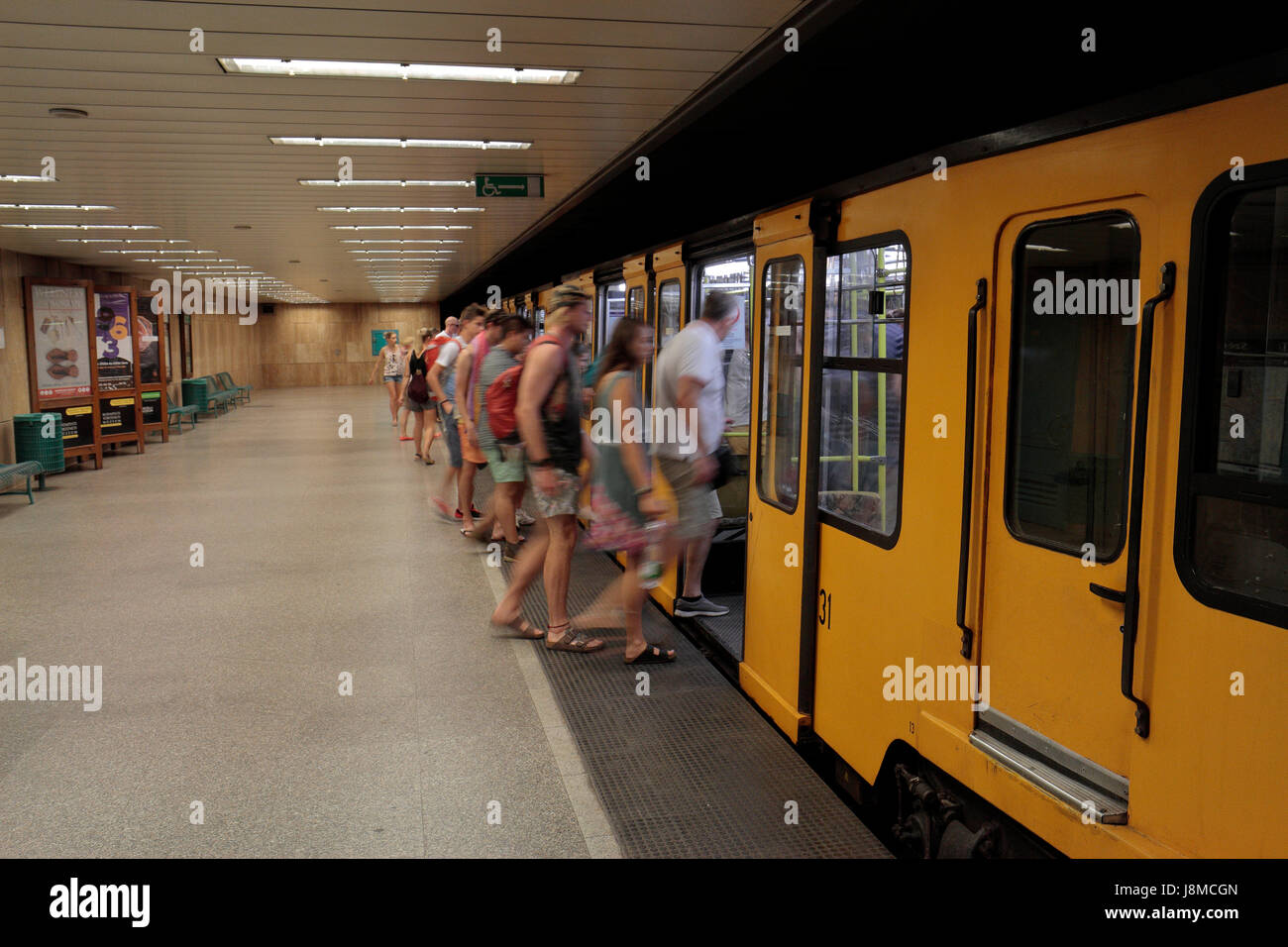 Passeggeri che salgono su una linea gialla della metropolitana 1 (Földalatti) treno a Budapest, Ungheria. Foto Stock