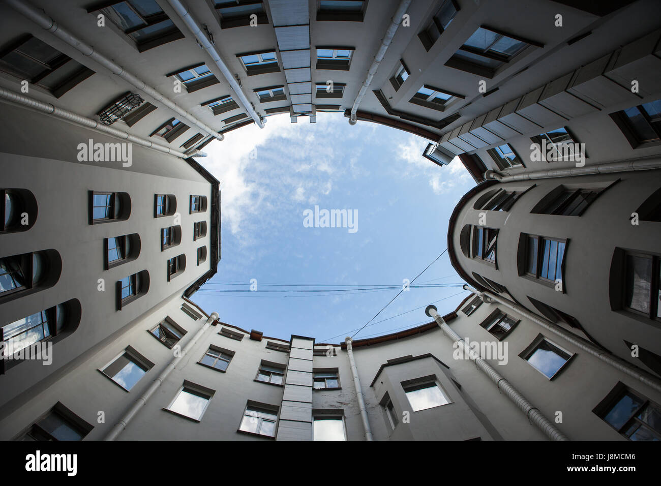 Cantiere-ben di bottom-up con blue sky classica architettura della vecchia San Pietroburgo, Russia Foto Stock