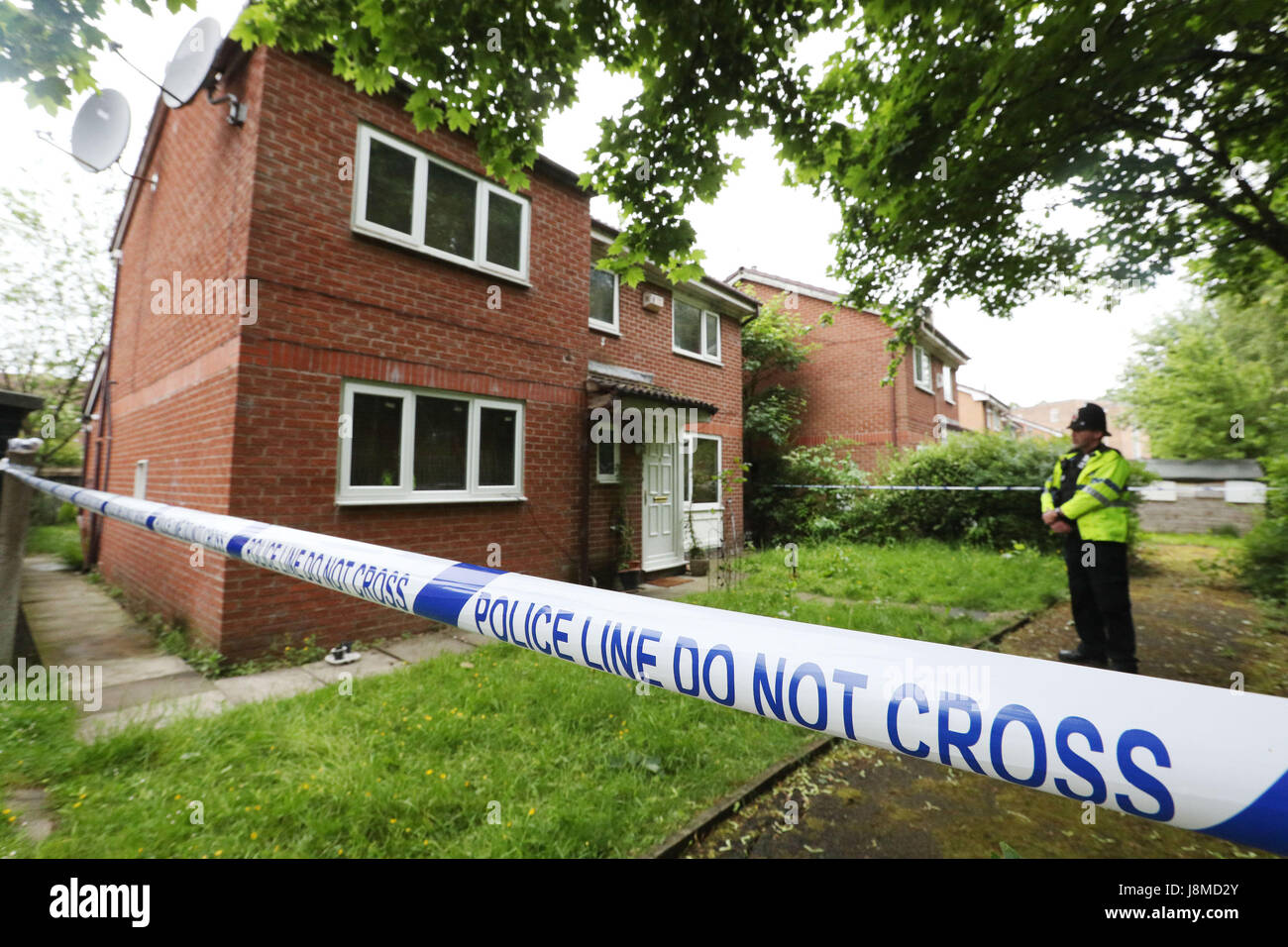 Attività di polizia in un cordone in Montcliffe Mezzaluna in Whalley Range, Manchester, esattamente una settimana poiché il Manchester Arena terrore attacco ha avuto luogo. Foto Stock