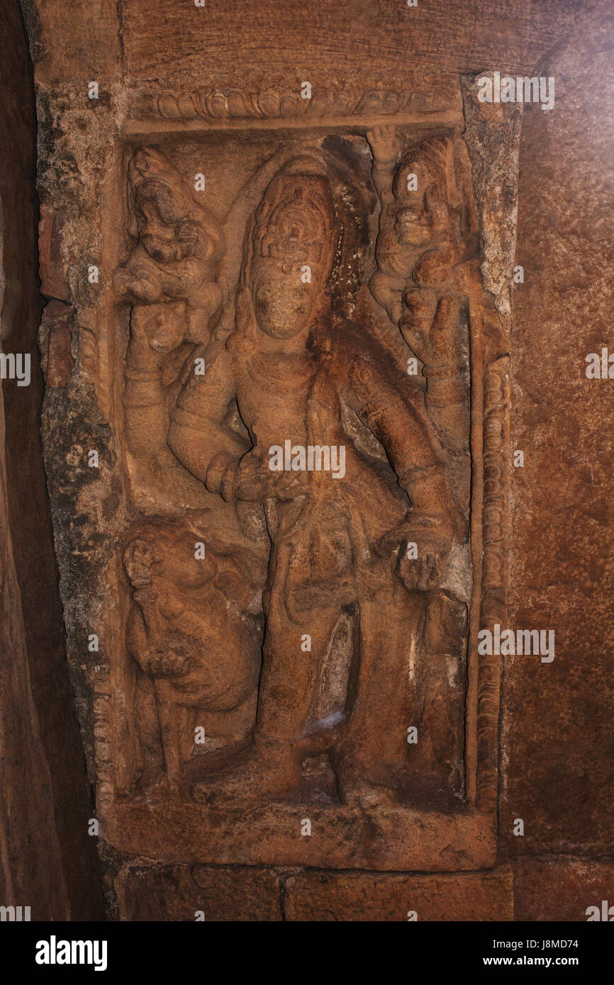 Signore Vishnu scultura all'ingresso del Nord Badami Fort, Karnataka Foto Stock