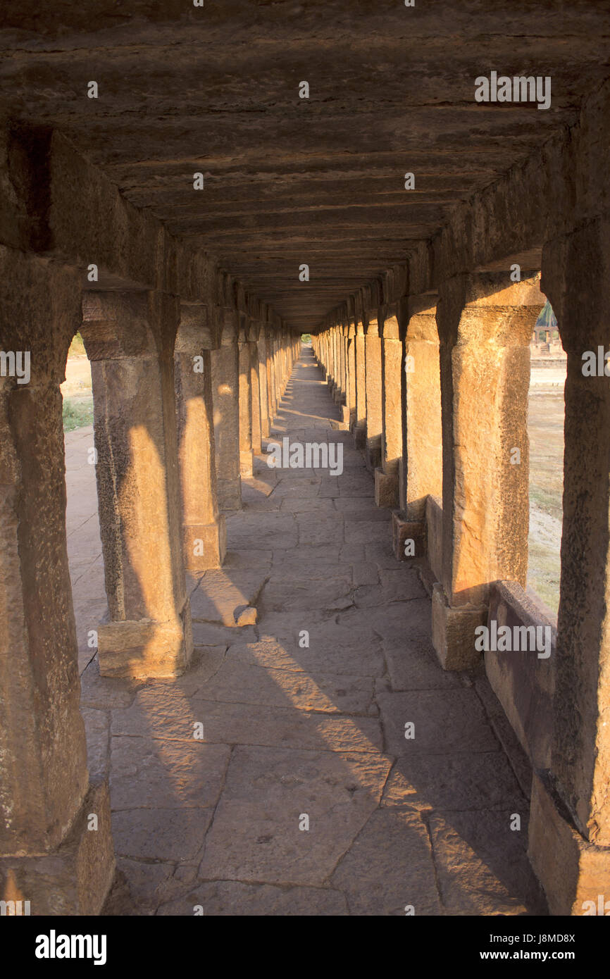 Pilastro lungo la passerella al tempio Banashankari, Badami, Karnataka Foto Stock