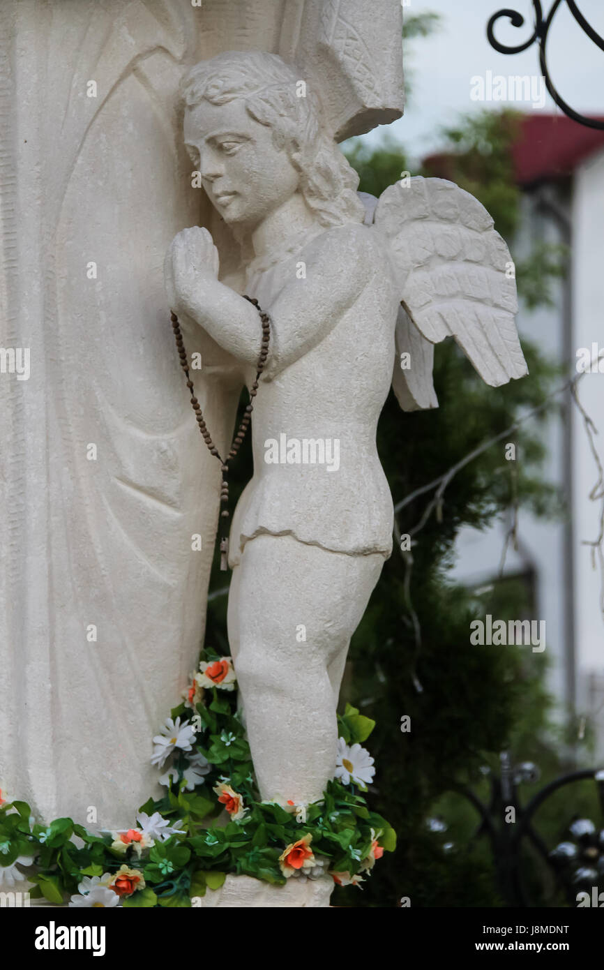 La figura di angelo, parte della statua della Vergine Maria Madre di Dio in Schodnica, Ucraina Foto Stock