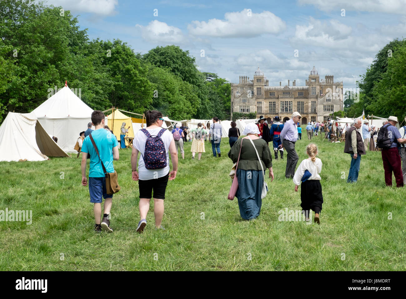 I visitatori in un secolo XVII rievocazione evento in scena dal nodo sigillato a charlton park vicino a Malmesbury, Wiltshire, Regno Unito. Foto Stock