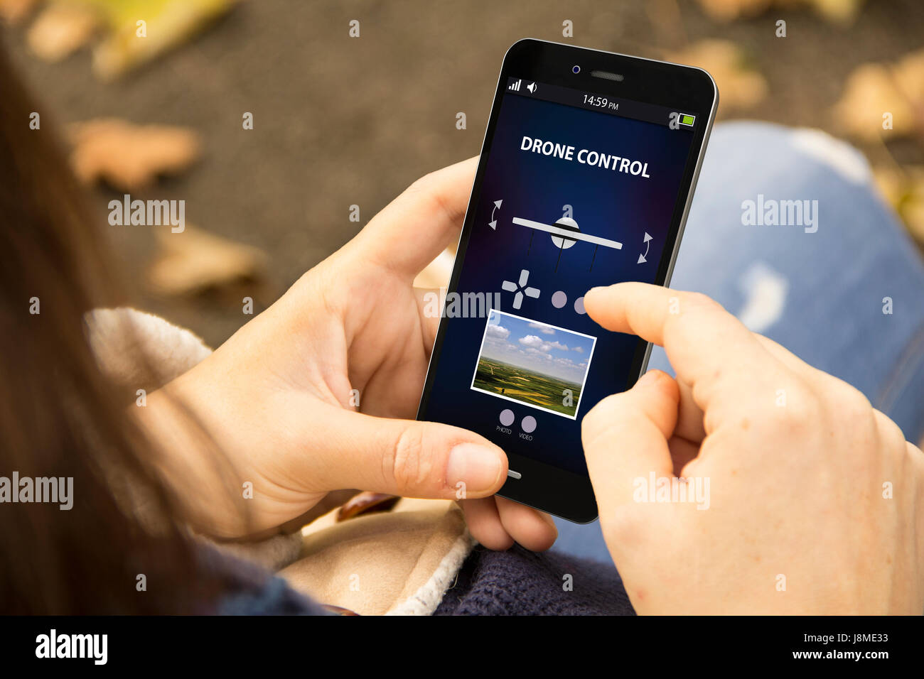 Mobili di design concept: donna tenendo un 3d generati smartphone con drone app di controllo sullo schermo. La grafica sullo schermo sono costituiti. Foto Stock