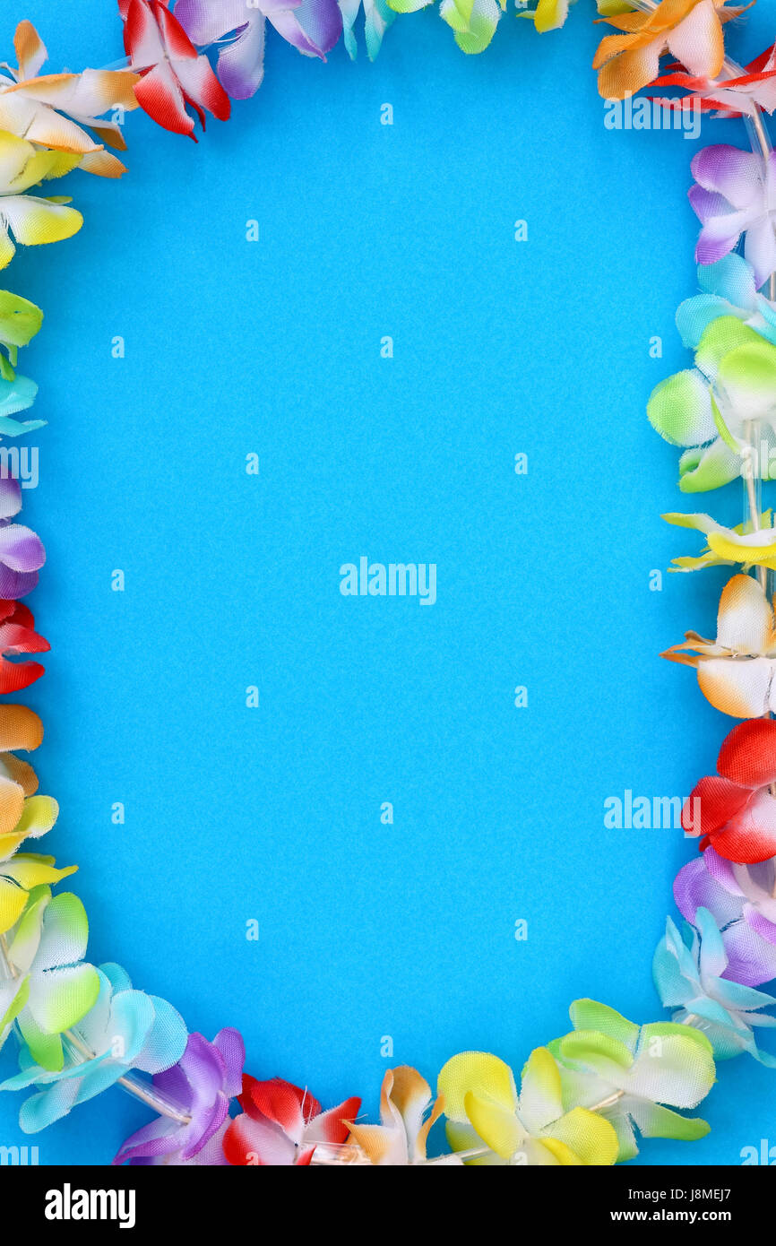 Rainbow colorati fiori finti su una collana attorno a un semplice sfondo colorato con camera per spazio di copia Foto Stock