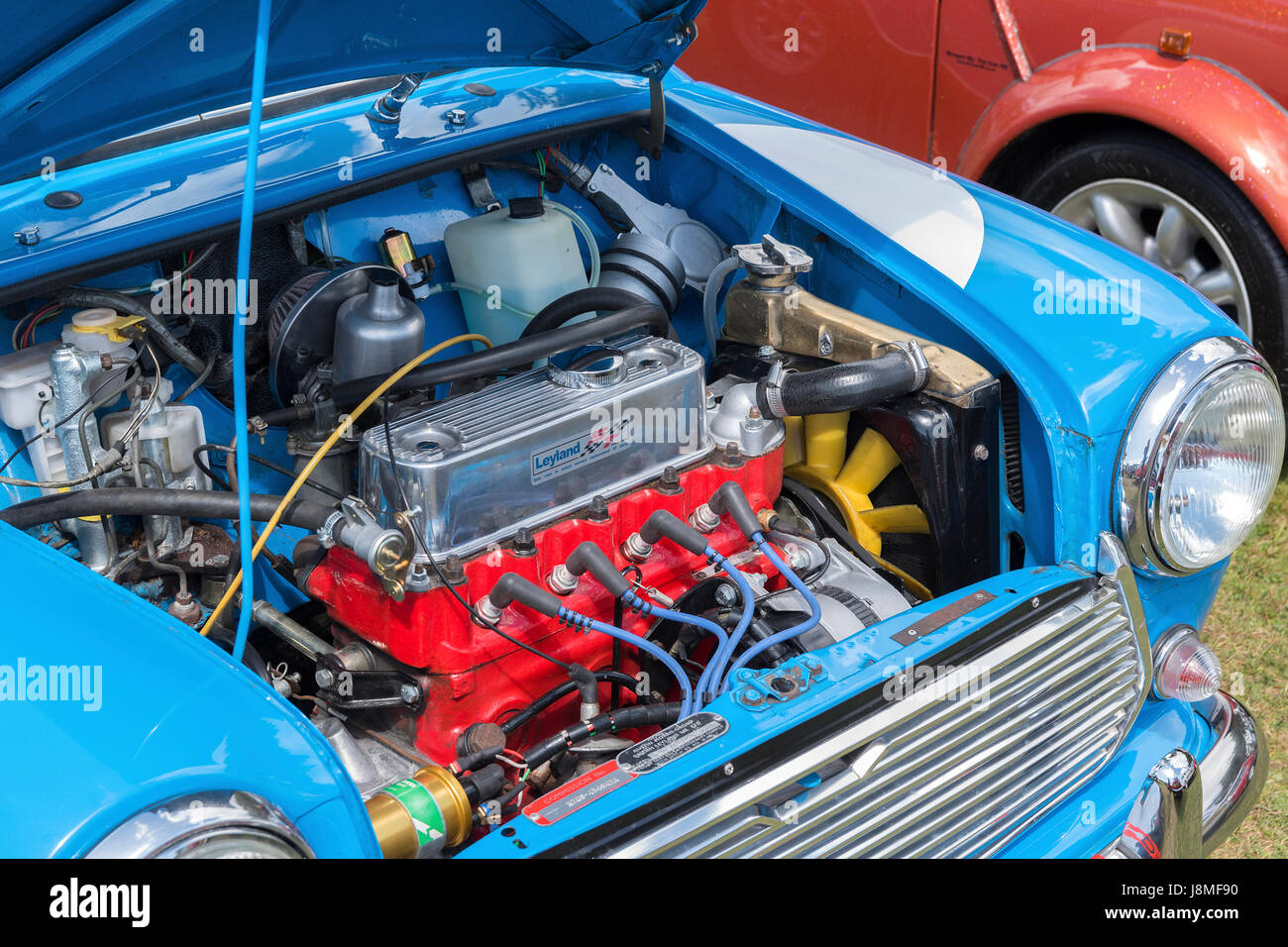 Il motore in una classica mini auto Foto Stock