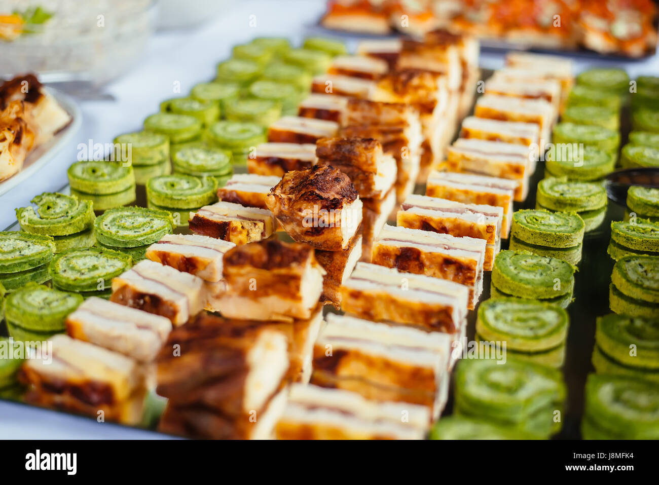 Primo piano dei piccoli morsi sul tavolo Foto Stock