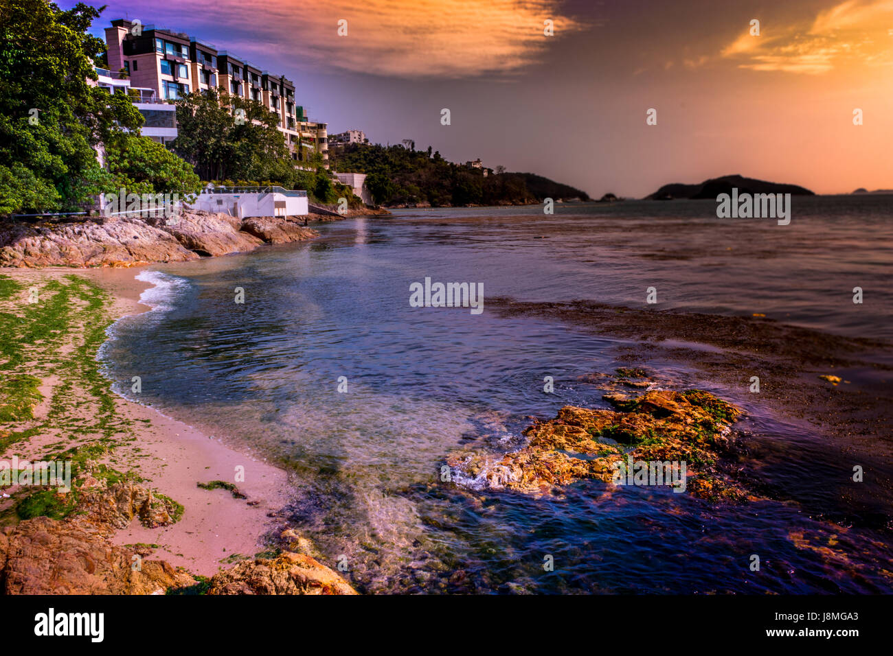 Rocce presso la spiaggia di Repulse Bay Beach di Hong Kong durante il tramonto. Foto Stock
