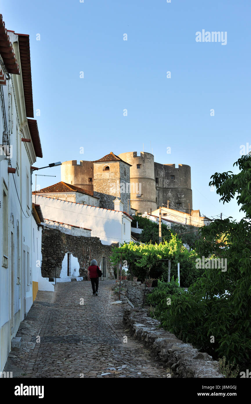 Mura di cinta e piccolo villaggio di Evoramonte. Alentejo, Portogallo Foto Stock