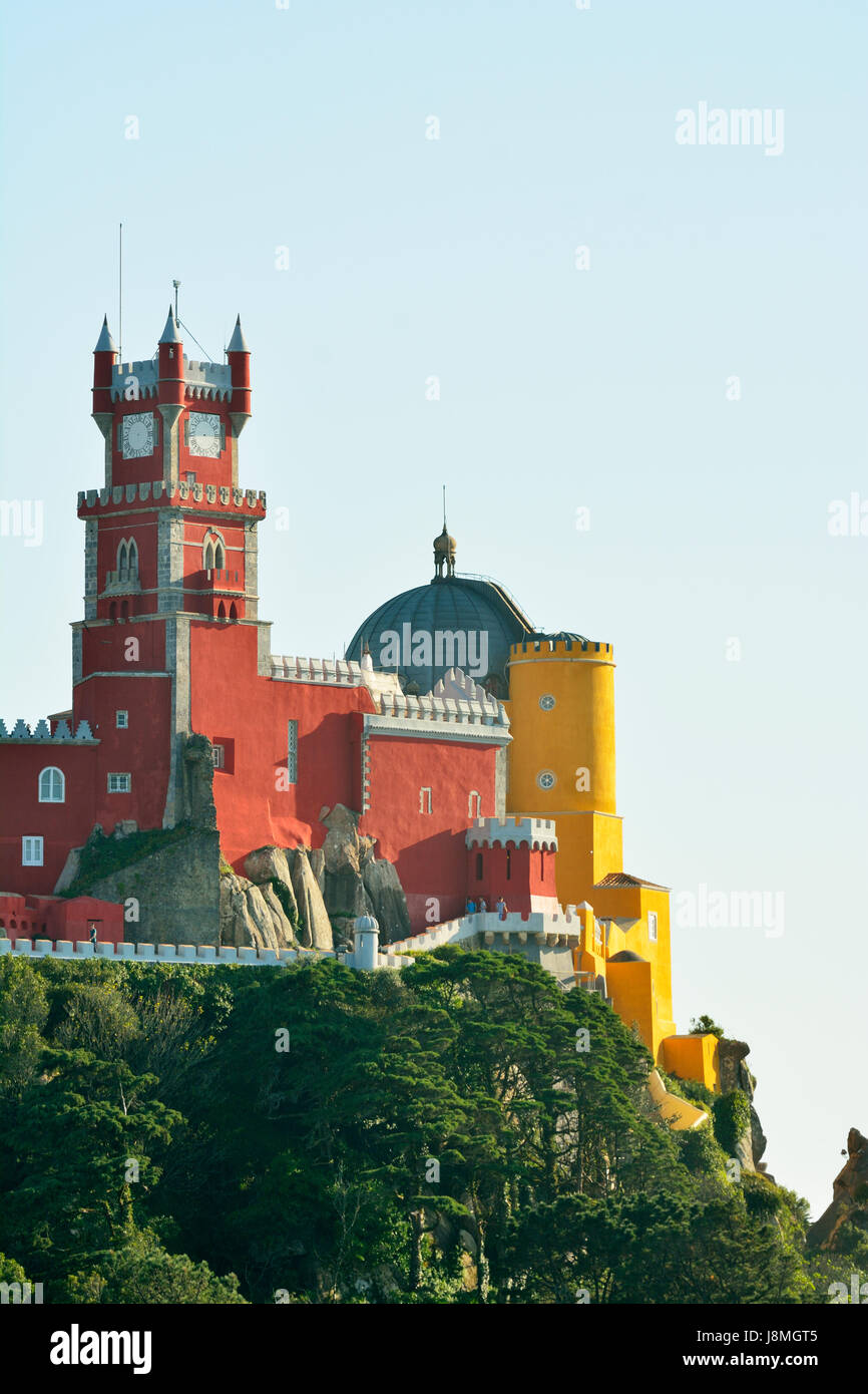 Palácio da Pena, costruito nel XIX secolo, nelle colline sopra Sintra, nel mezzo di un sito Patrimonio Mondiale dell'UNESCO. Sintra, Portogallo Foto Stock