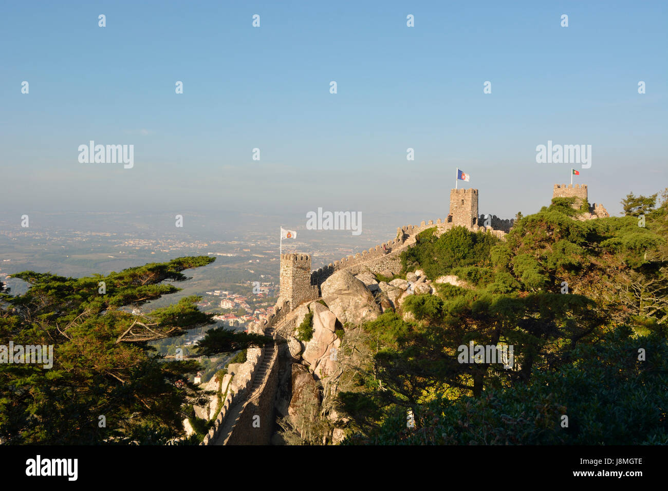 Bastioni del Castelo dos Mouros (Castello dei Mori), risalente al X secolo, un sito patrimonio mondiale dell'Unesco. Portogallo Foto Stock