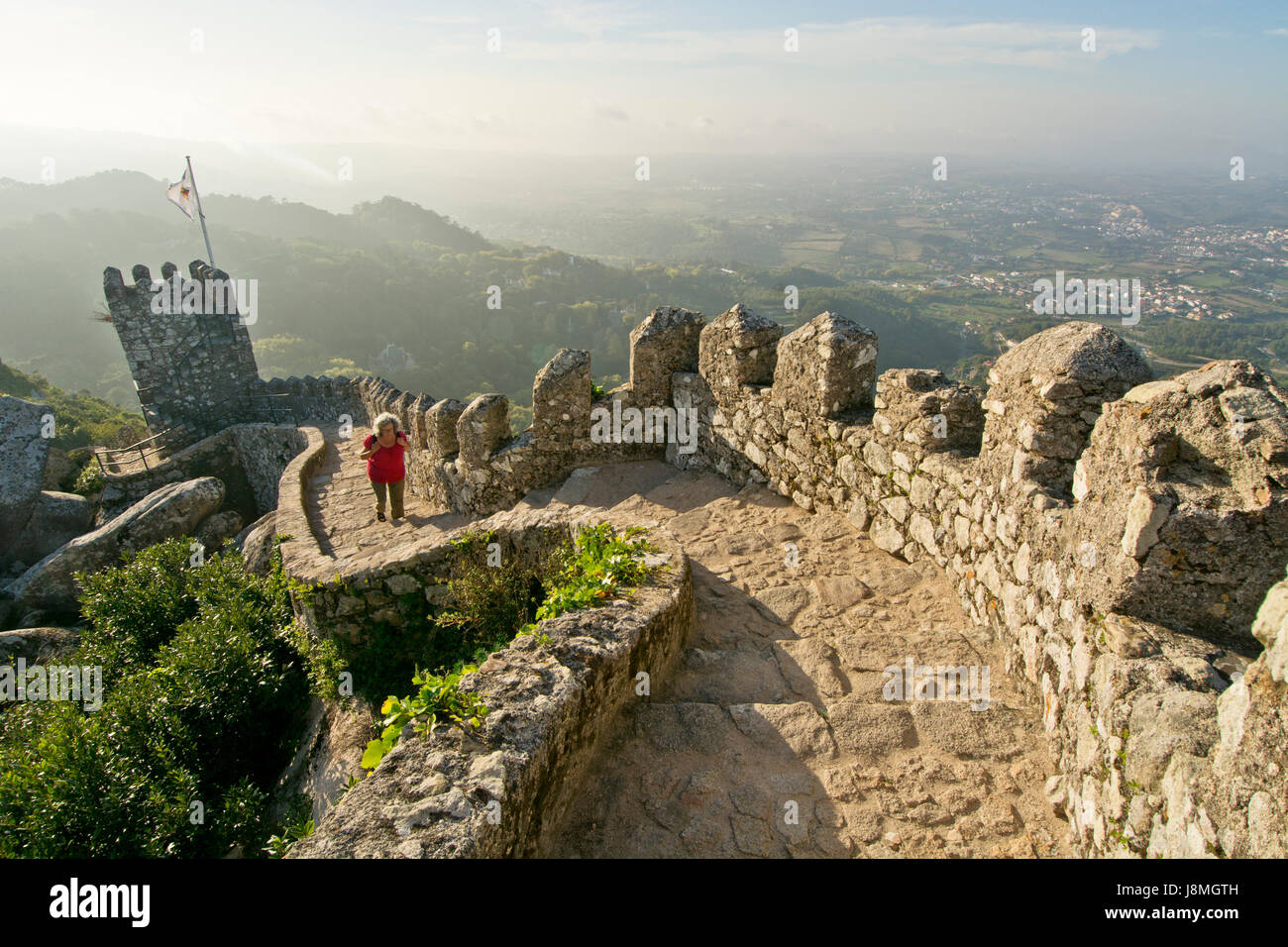 Castelo dos Mouros (Castello dei Mori), risalente al X secolo, i monti di Sintra foresta, un sito Patrimonio Mondiale dell'unesco.Portogallo Foto Stock