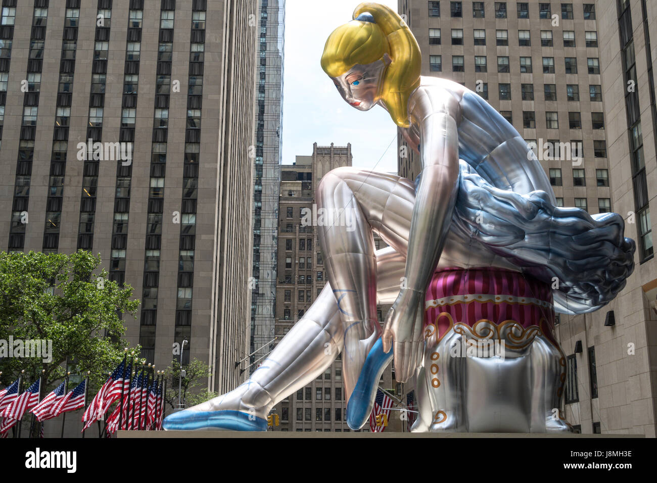 Jeff Koons' 'Strattati Ballerina" al Rockefeller Center, New York, Stati  Uniti d'America Foto stock - Alamy