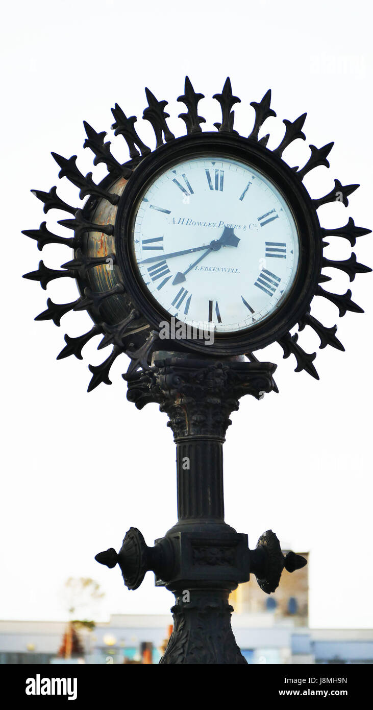 La Woodgrange orologio, Forest Gate in corrispondenza della giunzione di "Woodgrange Road e la corsia di foresta vicino la stazione Forest Gate. L'orologio si erge al di sopra di un trogolo di acqua. Foto Stock
