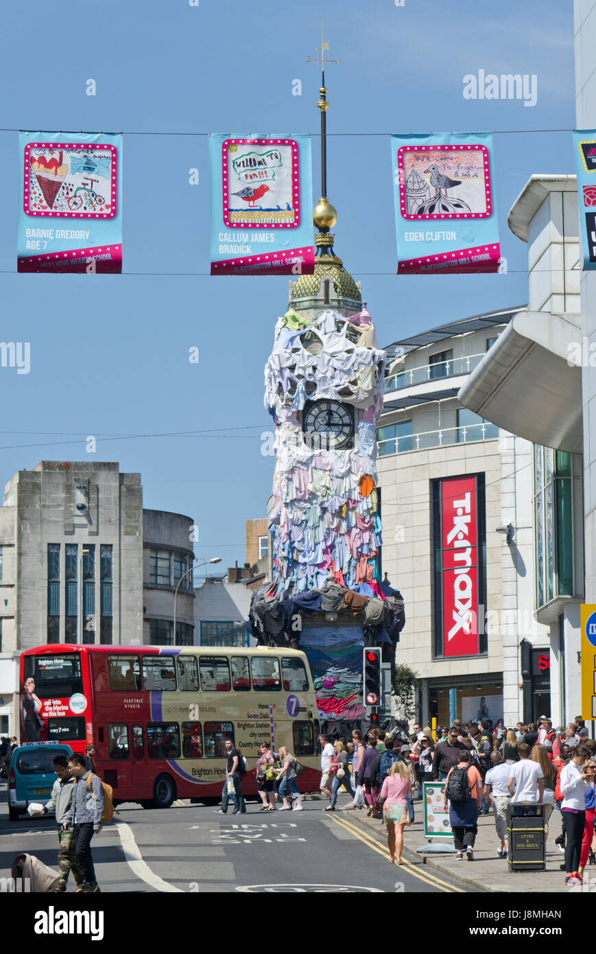 Il Brighton Clock Tower adornata con Camicie camicette in 2013 per la festa della città con autobus a due piani in primo piano Foto Stock