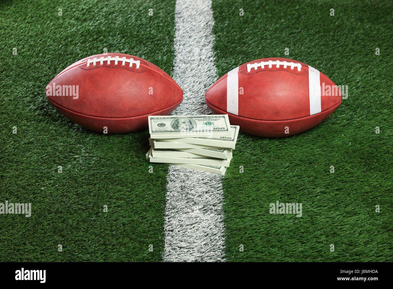 College e lo stile professionale palloni da calcio sono affacciate con denaro tra Foto Stock
