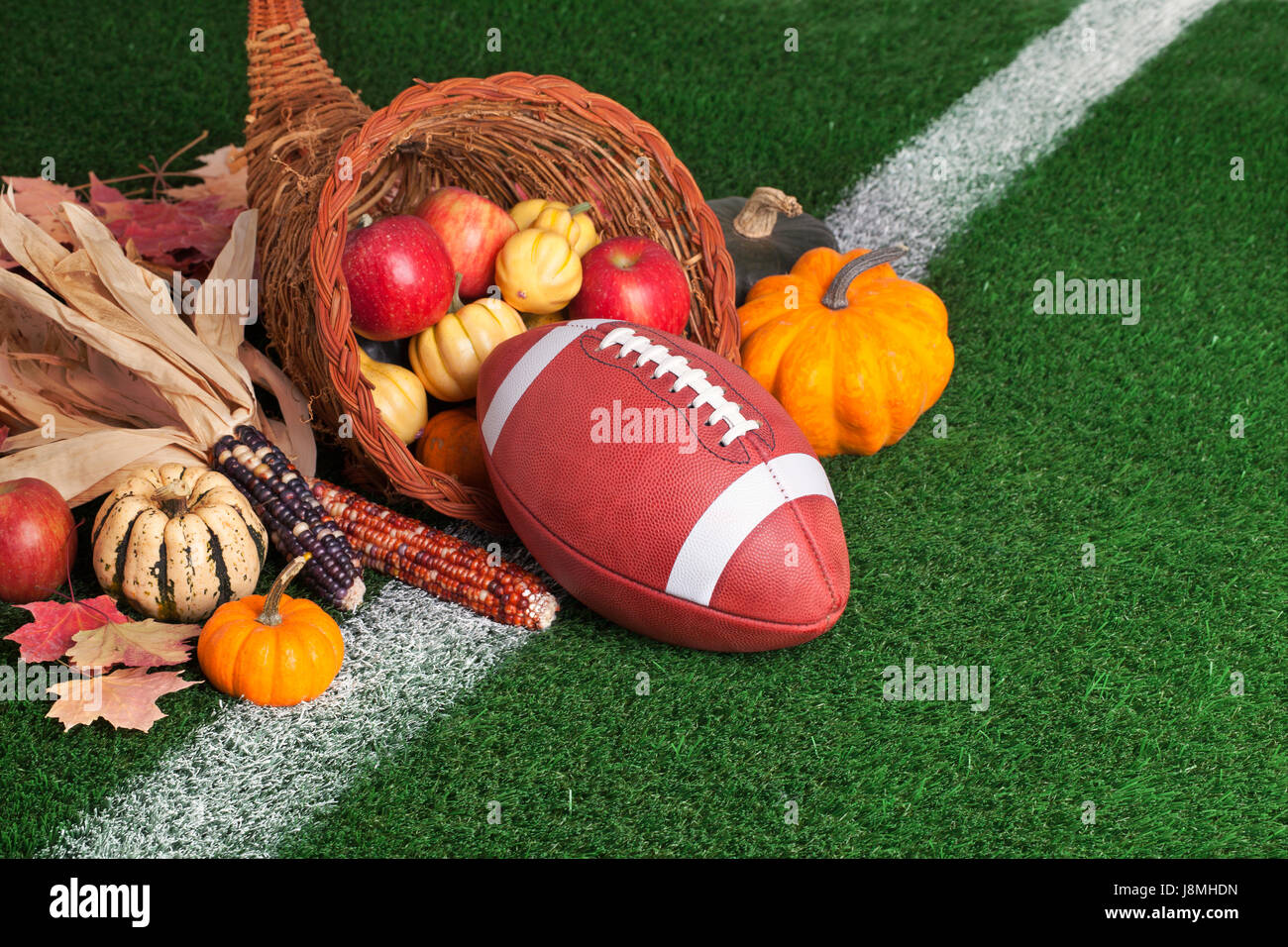 Stile college football in una cornucopia con prodotti di stagione Foto Stock