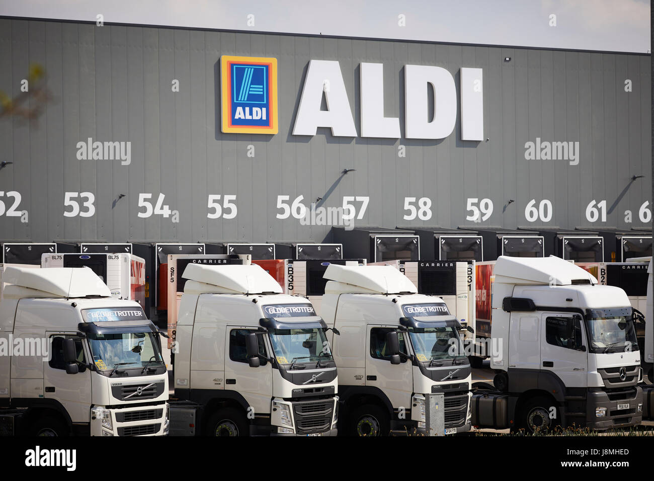 ALDI distribution center baie di consegna con HGV carrelli in Bolton, Lancashire, Gtr Manchester, UK. Foto Stock