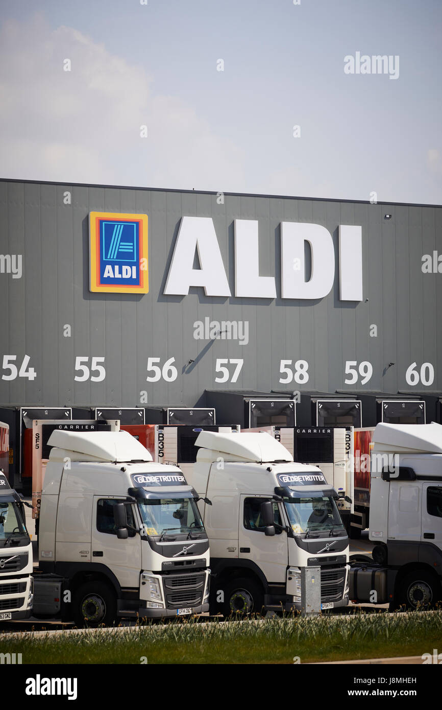 ALDI distribution center baie di consegna con HGV carrelli in Bolton, Lancashire, Gtr Manchester, UK. Foto Stock