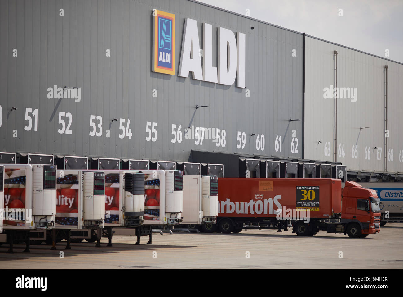 ALDI distribution center baie di consegna con HGV carrelli in Bolton, Lancashire, Gtr Manchester, UK. Foto Stock