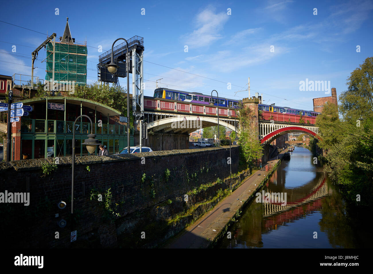 Giornata di sole, Vittoriano ghisa i ponti ferroviari Castlefield in Rochdale Canal, Gtr Manchester, UK. Foto Stock