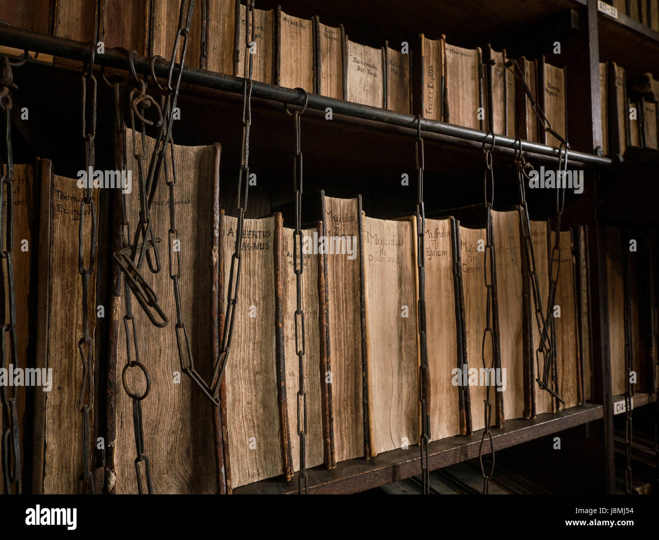 Una catena di biblioteca fondata nel 1598 al di sopra di San Wulfram la chiesa in Grantham, in Inghilterra esiste ancora Foto Stock