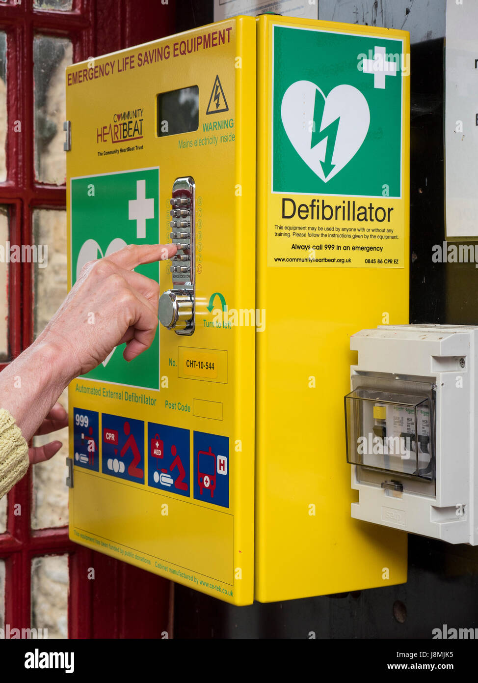 British cabina telefonica in Upper Slaughter, Inghilterra sono trasformate in vita il salvataggio automatico del defibrillatore elettrico come stazioni di telefoni a pagamento scompaiono Foto Stock